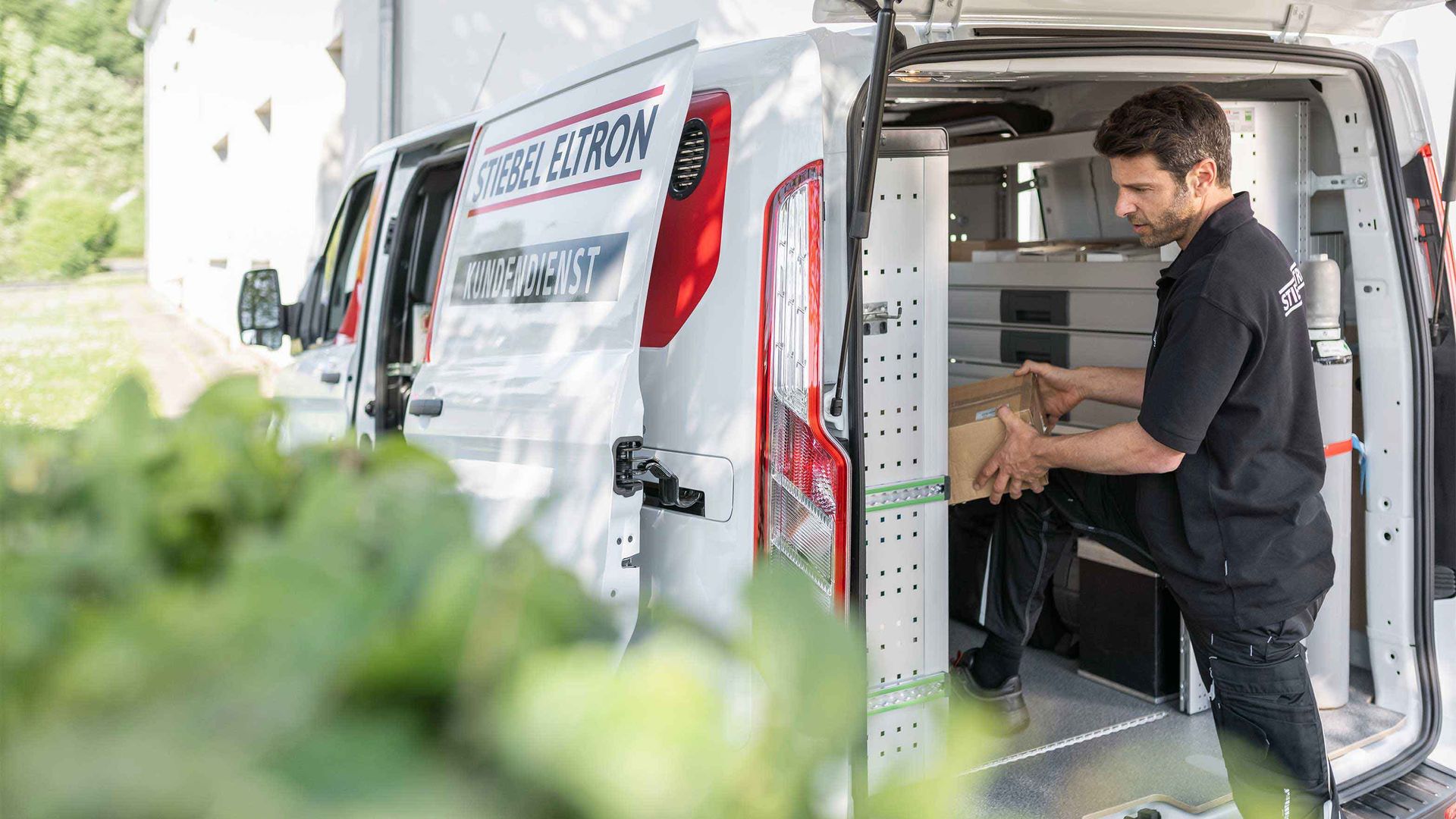 Technicien Stiebel Eltron préparant une installation