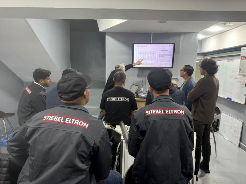 L'équipe technique Menipex en formation au showroom